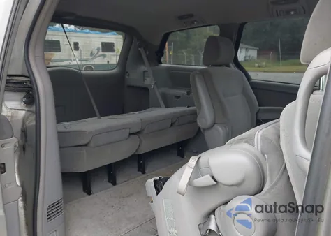 2004 Toyota Sienna Le z USA, uszkodzony, nr VIN 5TDZA23C44S108484